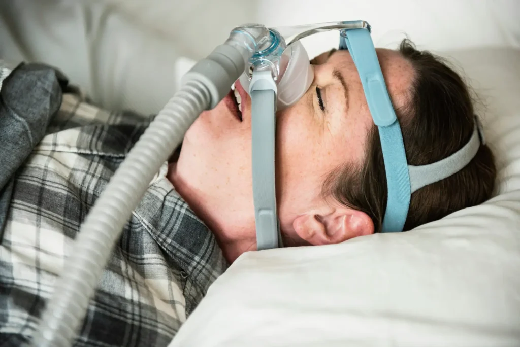 woman sleeping with cpap machine